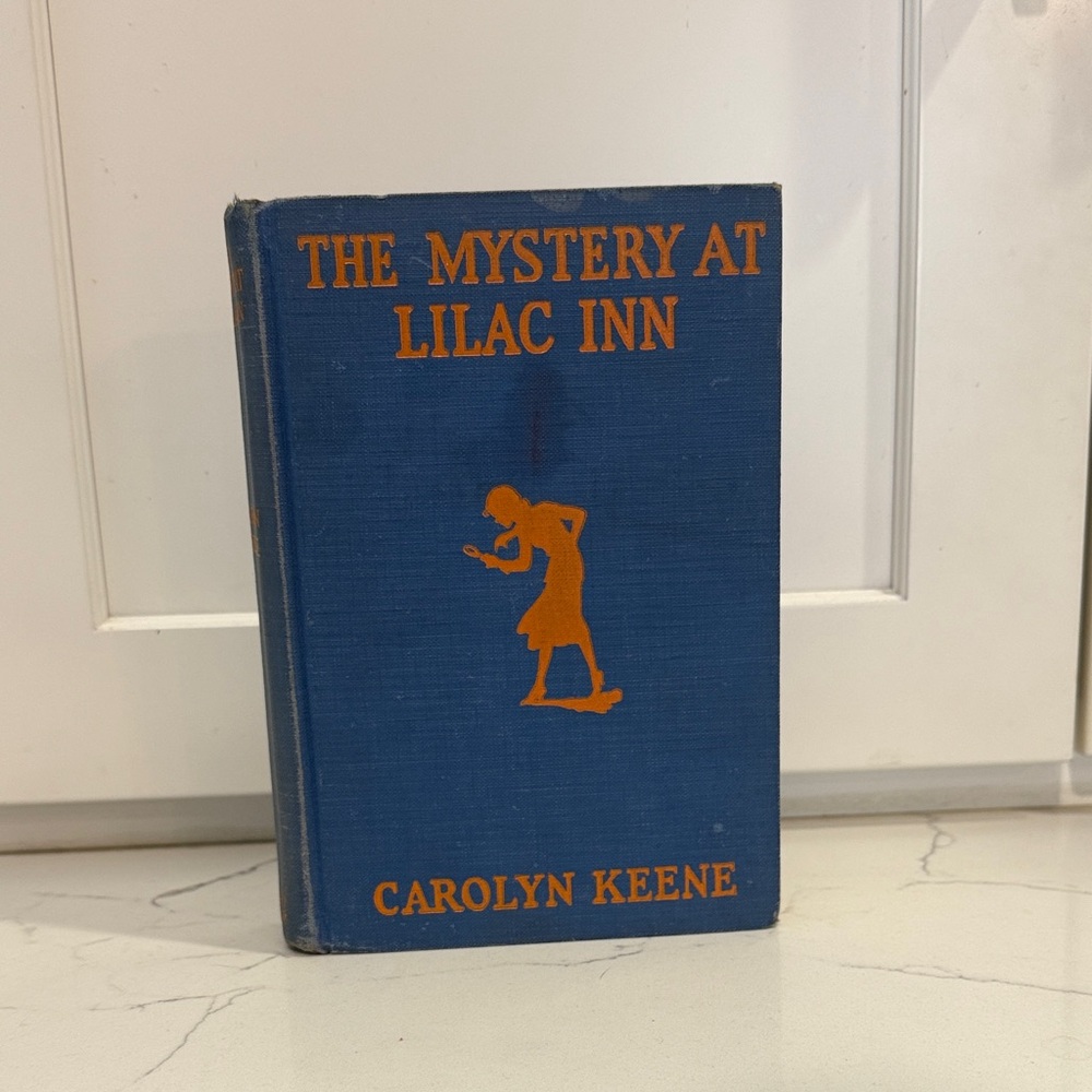 The Mystery at Lilac Inn by Carolyn Keene - Blue Cover